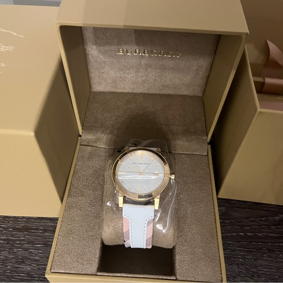 Brand new Burberry Women's Swiss Haymarket watch - Picture 2 of 4